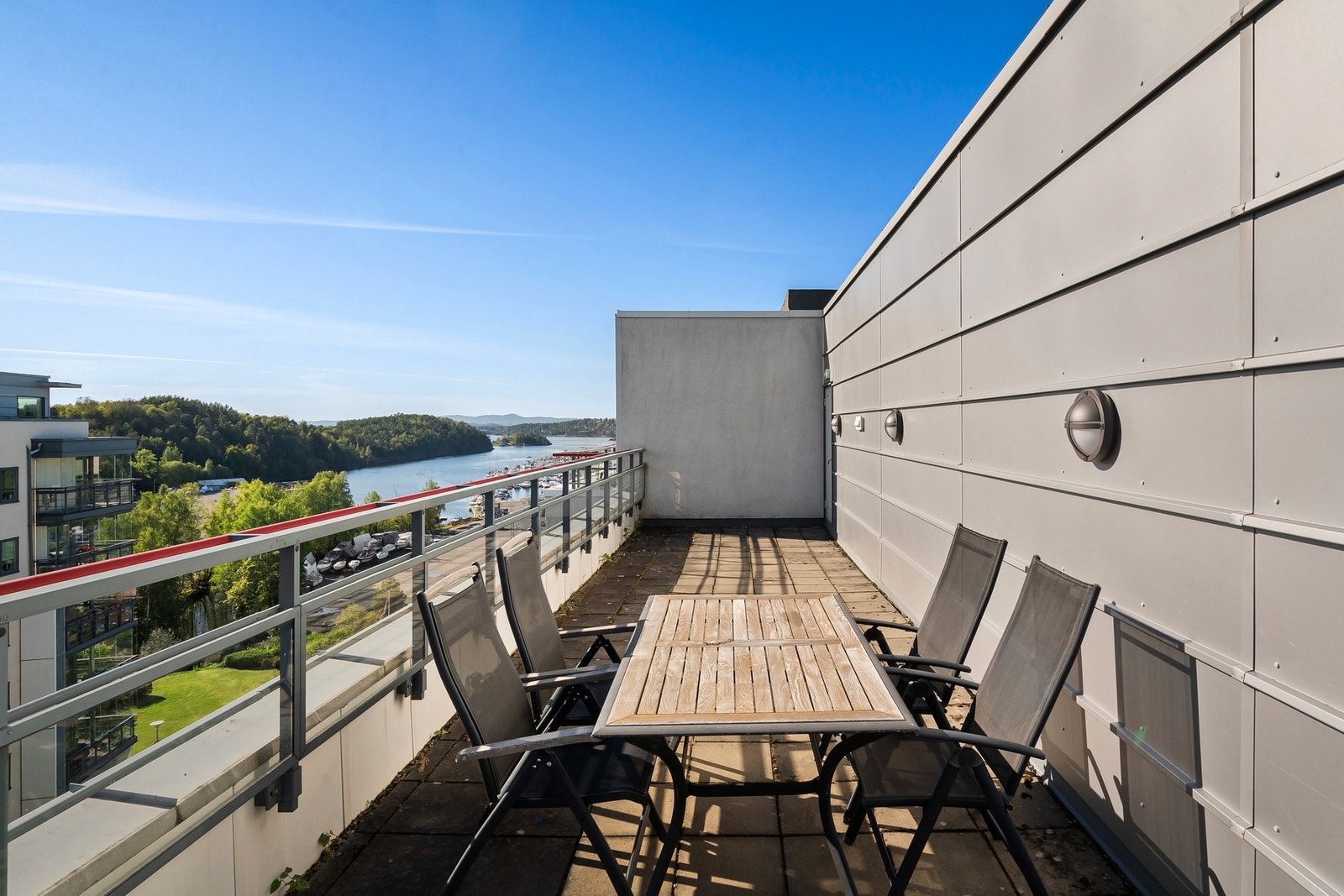 Leiligheten har balkonger på totalt 55 kvm som strekker seg langs begge sider av leiligheten og byr på svært gode solforhold fra morgen til kveld, samt spektakulær utsikt mot Bestumkilen, Holmenkollen og Bygdøy. Galleribilde