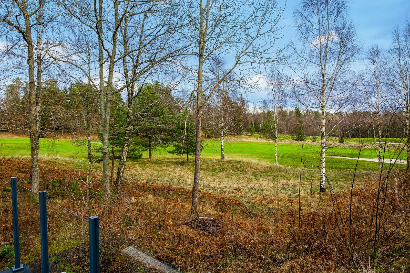 Usjenert med flott utsikt til naturskjønne omgivelser og golfbane Galleribilde