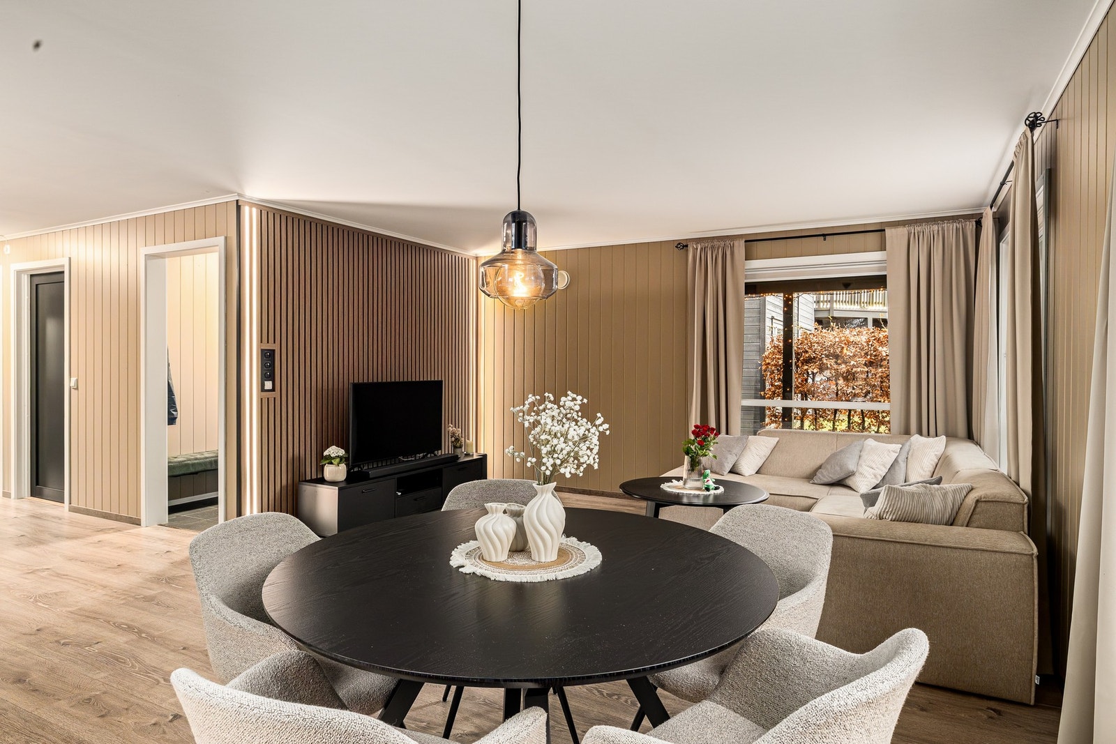 Fin åpen og moderne kjøkkenløsning mot stue Galleribilde