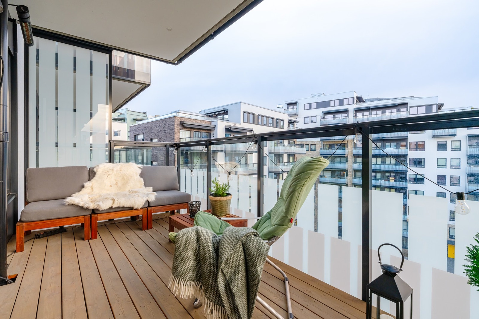 Den sydøstvendte plasseringen gir solforhold på sommeren med sol fra ca. 10.00-15.00 i følge eier. Galleribilde