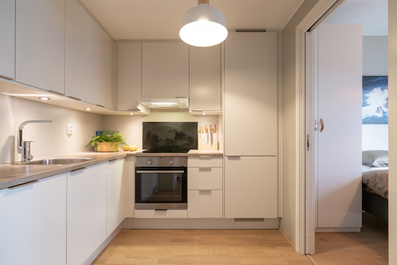 Det er montert lekkasjestopper og komfyrvakt. Galleribilde