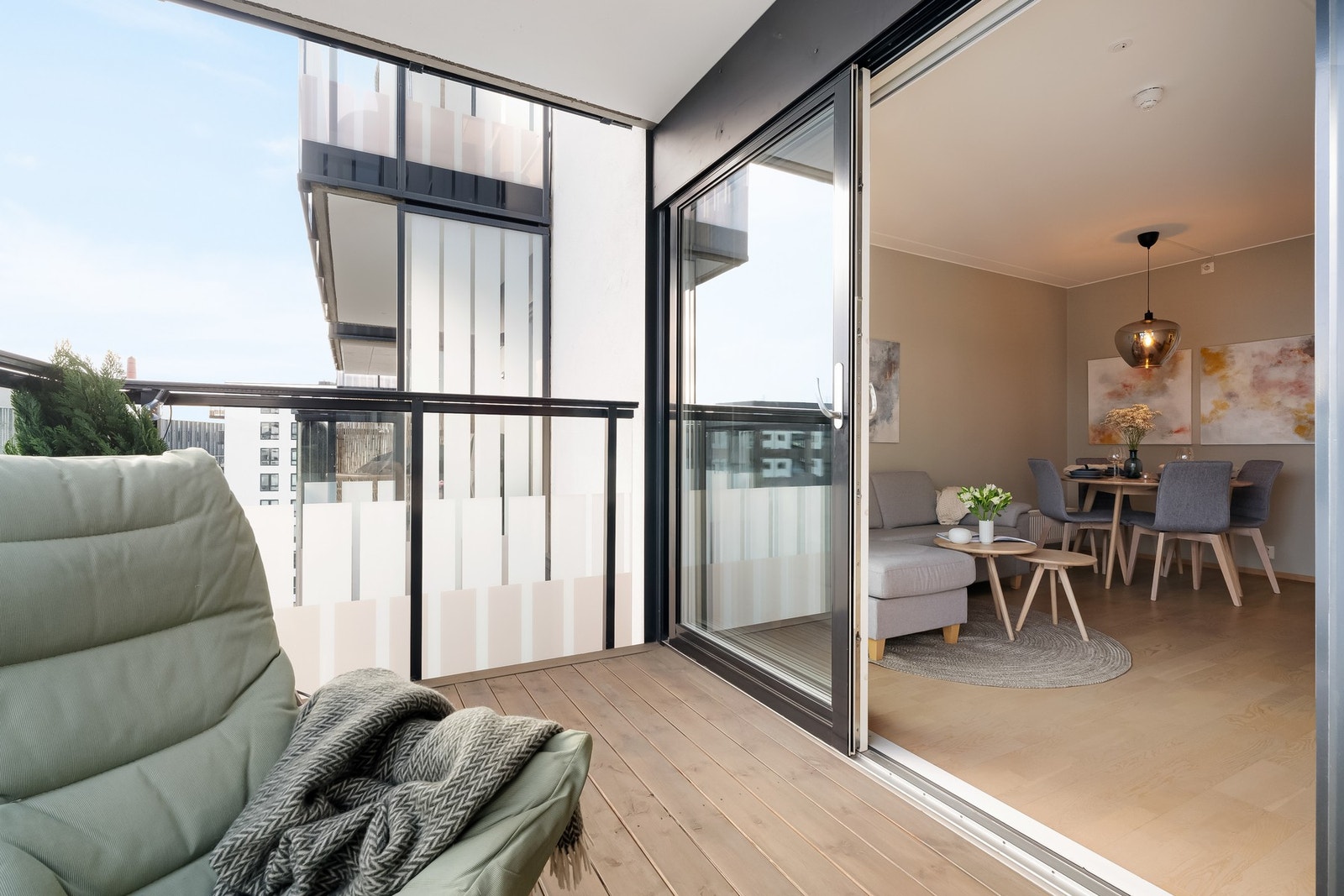 Her vil du fort la balkongdøren stå åpen store deler av sommerhalvåret. Galleribilde