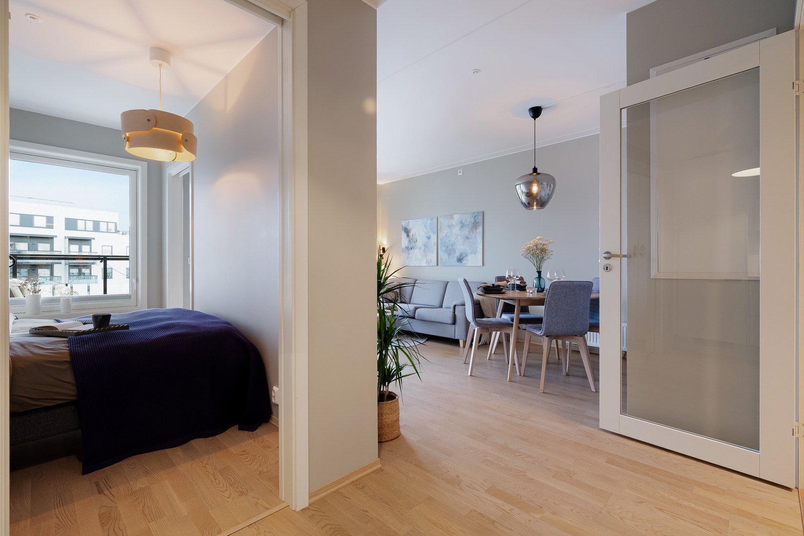 Adkomst til soverommet via skyvedører fra kjøkken og stue. Galleribilde