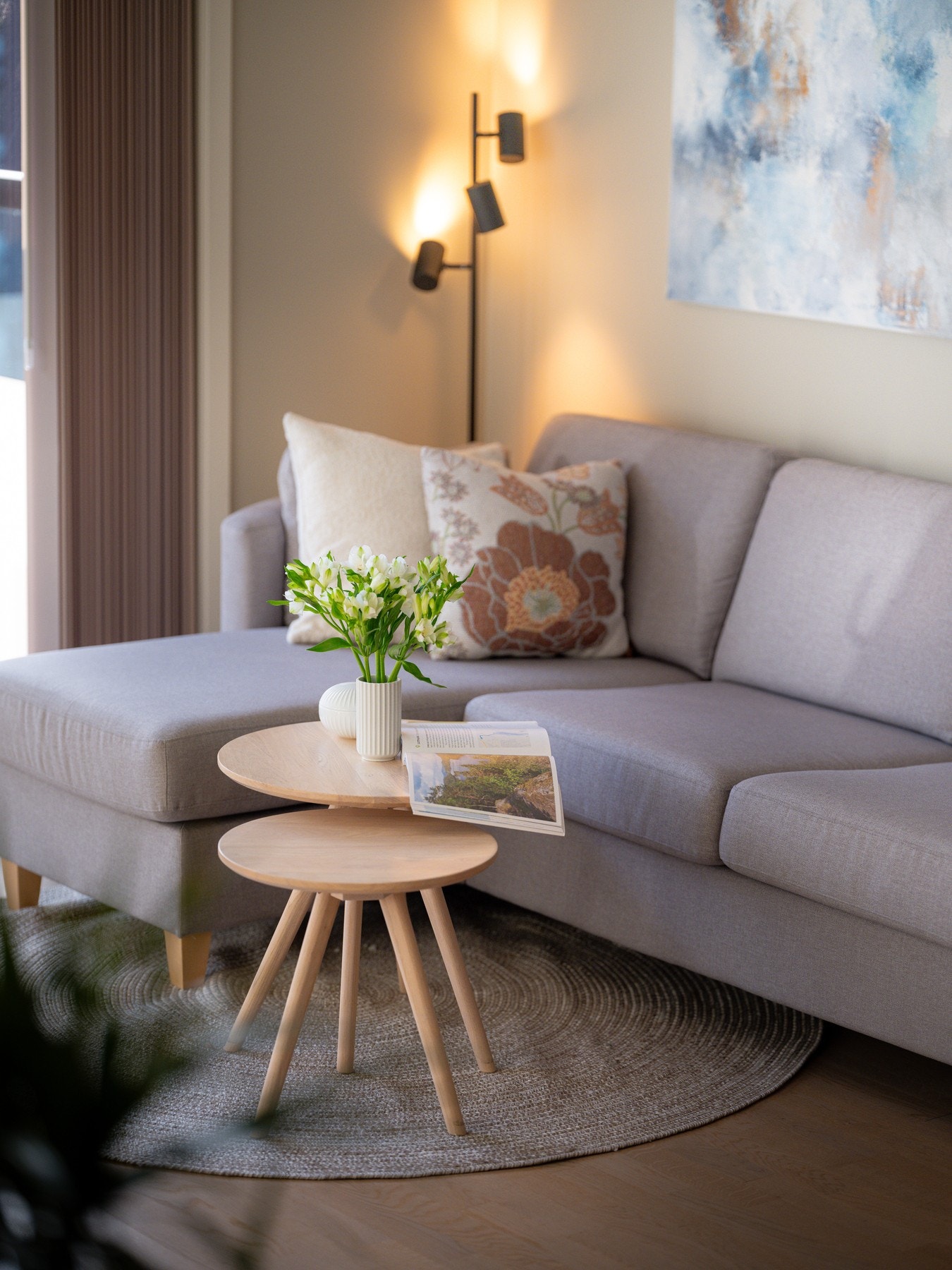 Naturlig sone for plassering av sofa, salongbord og tilhørende mediemøblement. Galleribilde