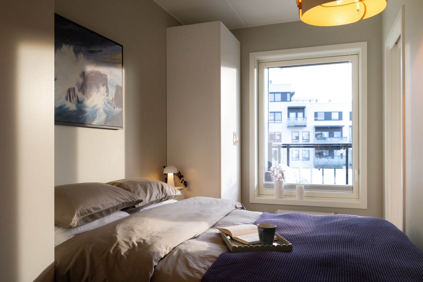 Her er det god plass til dobbeltseng med tilhørende nattbord. Galleribilde