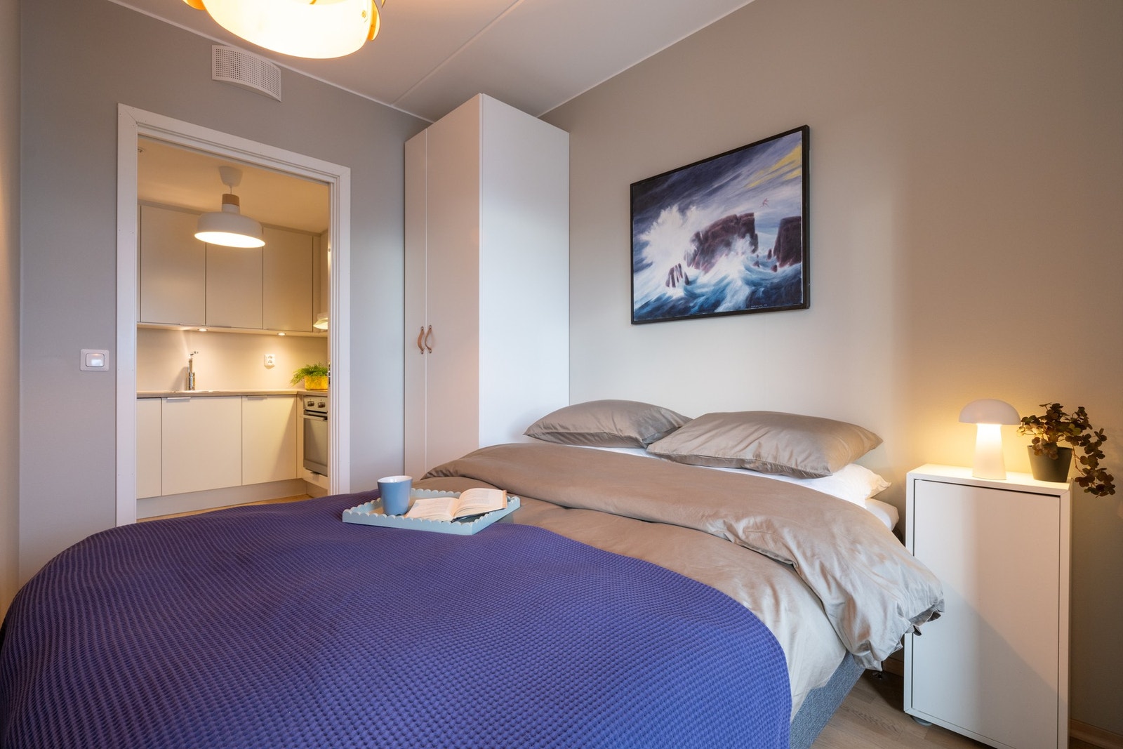 Soverommet er malt i fine fargevalg og har parkett på gulv. Galleribilde