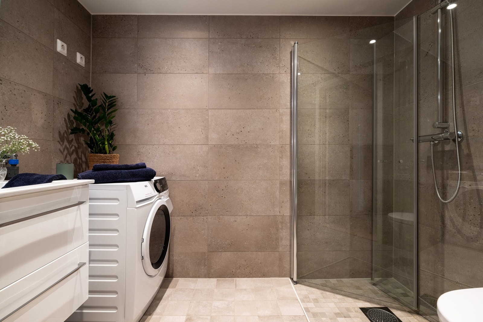 Boligens baderom er flislagt og delikat med vannbåren gulvvarme samt downlights i himling. Galleribilde