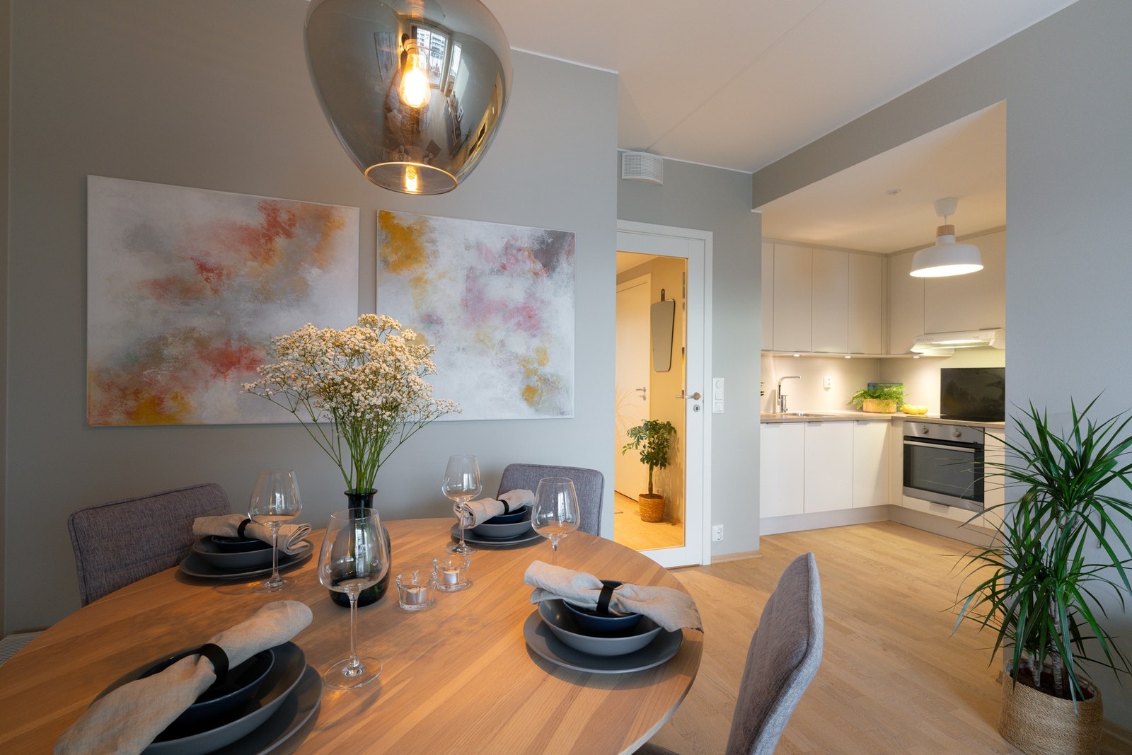 Boligens kjøkkenhjørne er i en åpen løsning mot stuen, men likevel fint tilbaketrukket i hjørnet slik at du får en egen kjøkkensone. Galleribilde