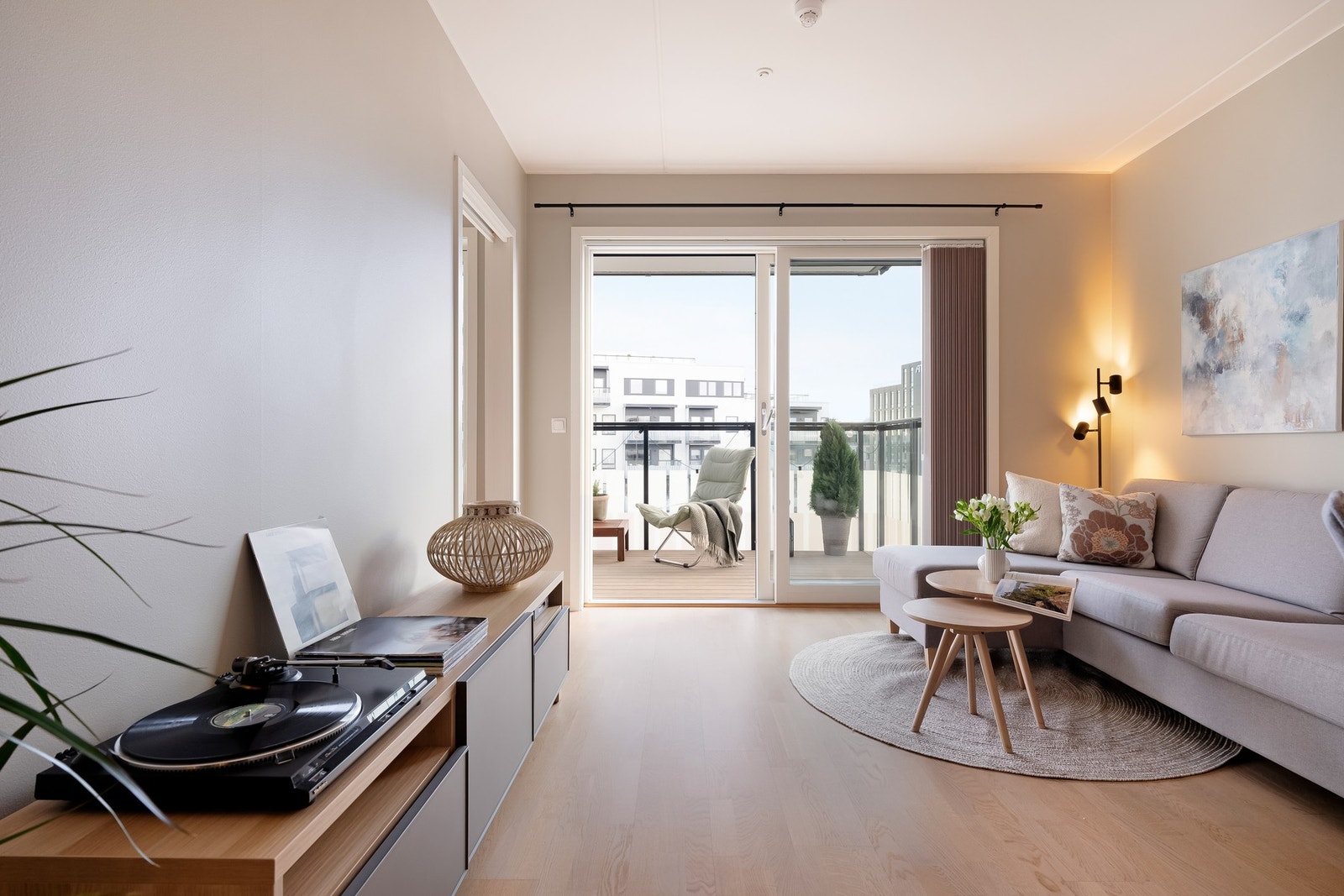 Her vil du umiddelbart legge merke til store vindusflater som gir godt med naturlig lysinnslipp i rommet. Galleribilde