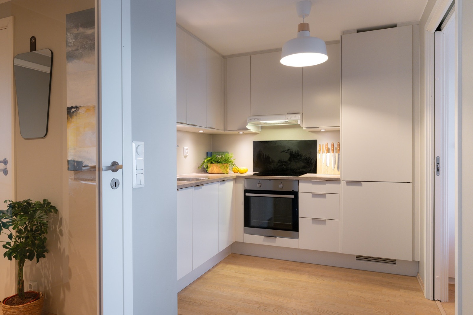 Godt utnyttet Norema-kjøkken med mye skap, skuffer og benkeplass. Galleribilde