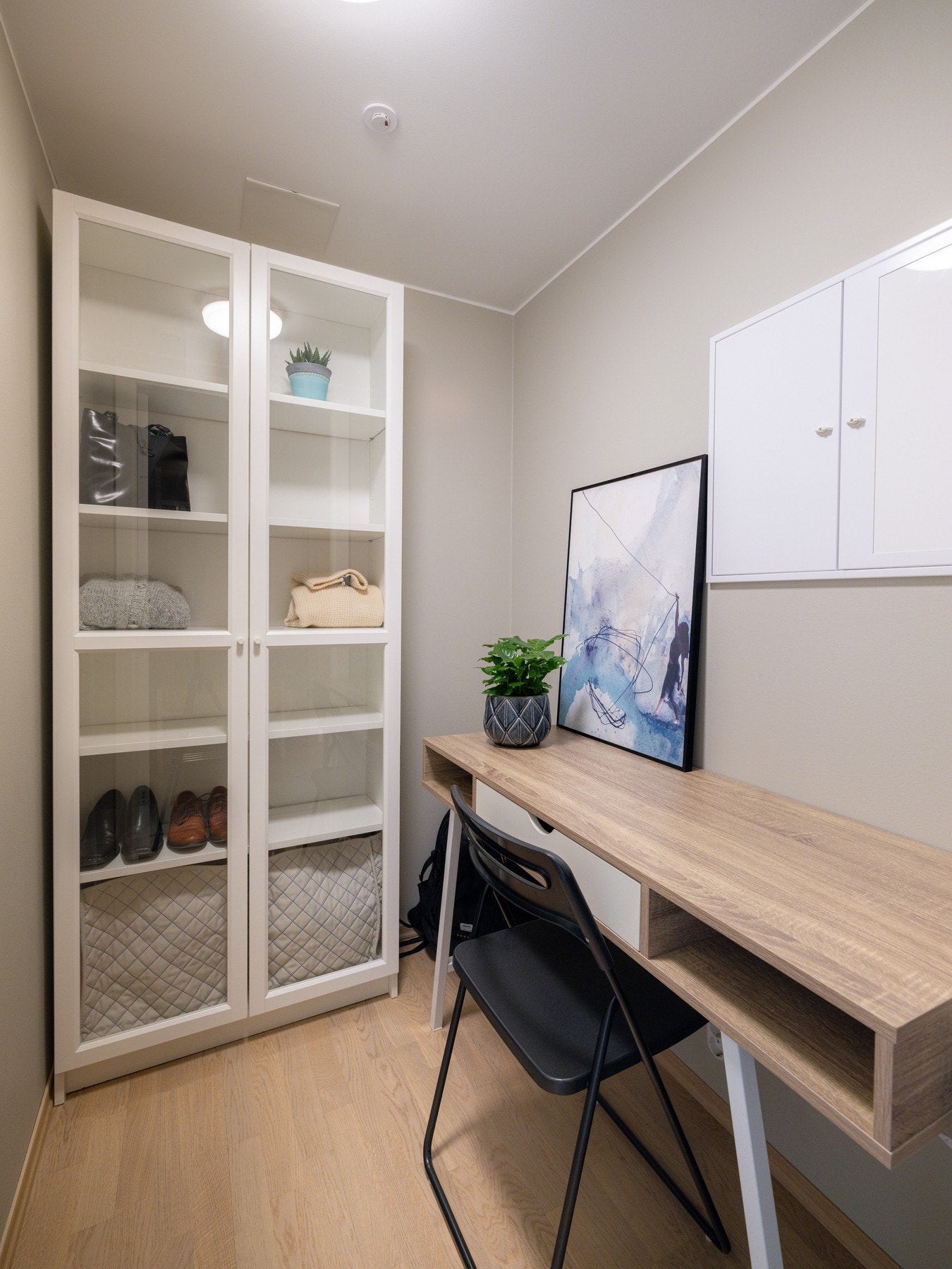 I entreen er det adkomst til en praktisk innvendig bod som gir godt med oppbevaring, eventuelt kontorløsning. Galleribilde