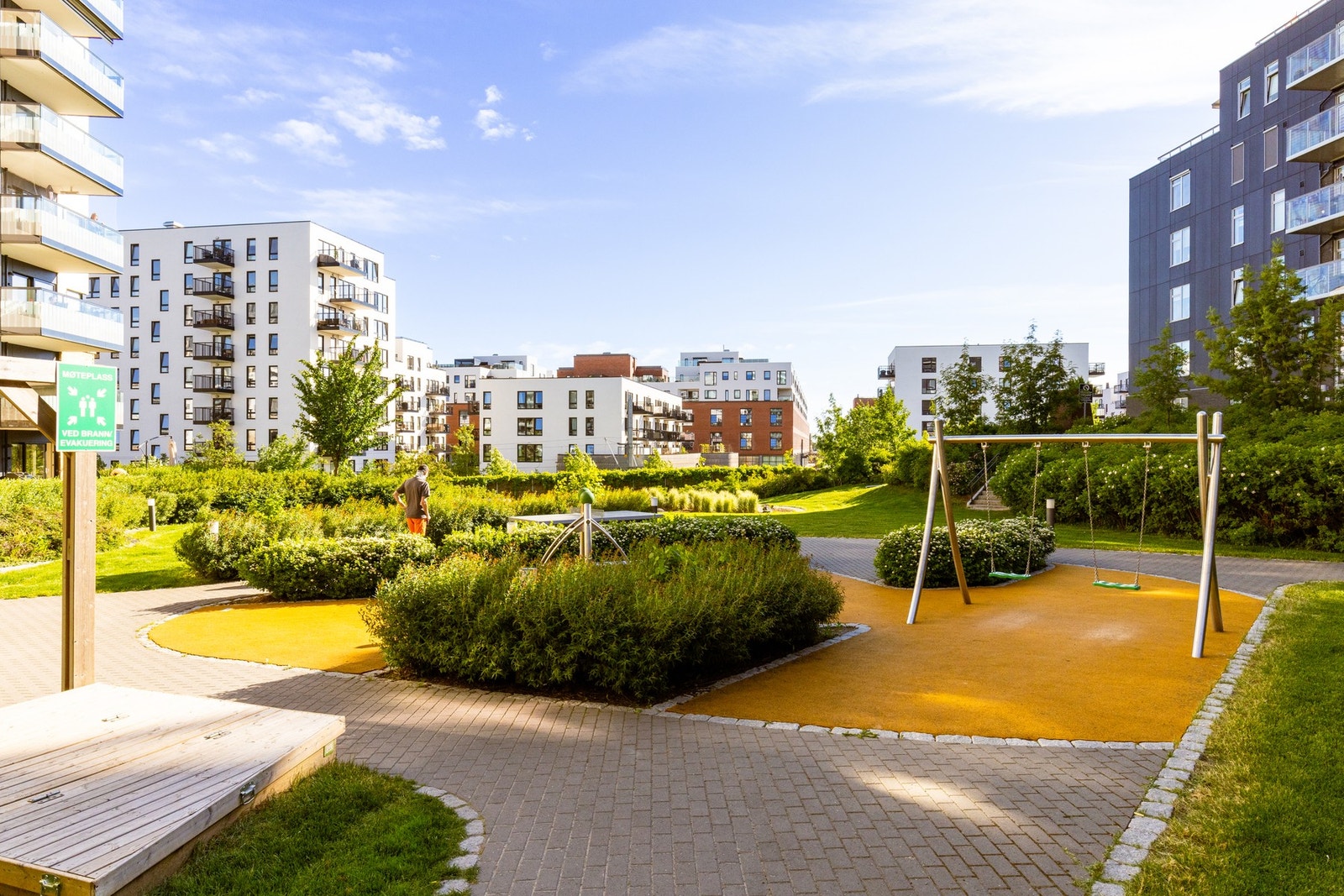 Her kan både barn og voksne samles på de flotte fellesområdene med lekeplass og sittegrupper. Galleribilde