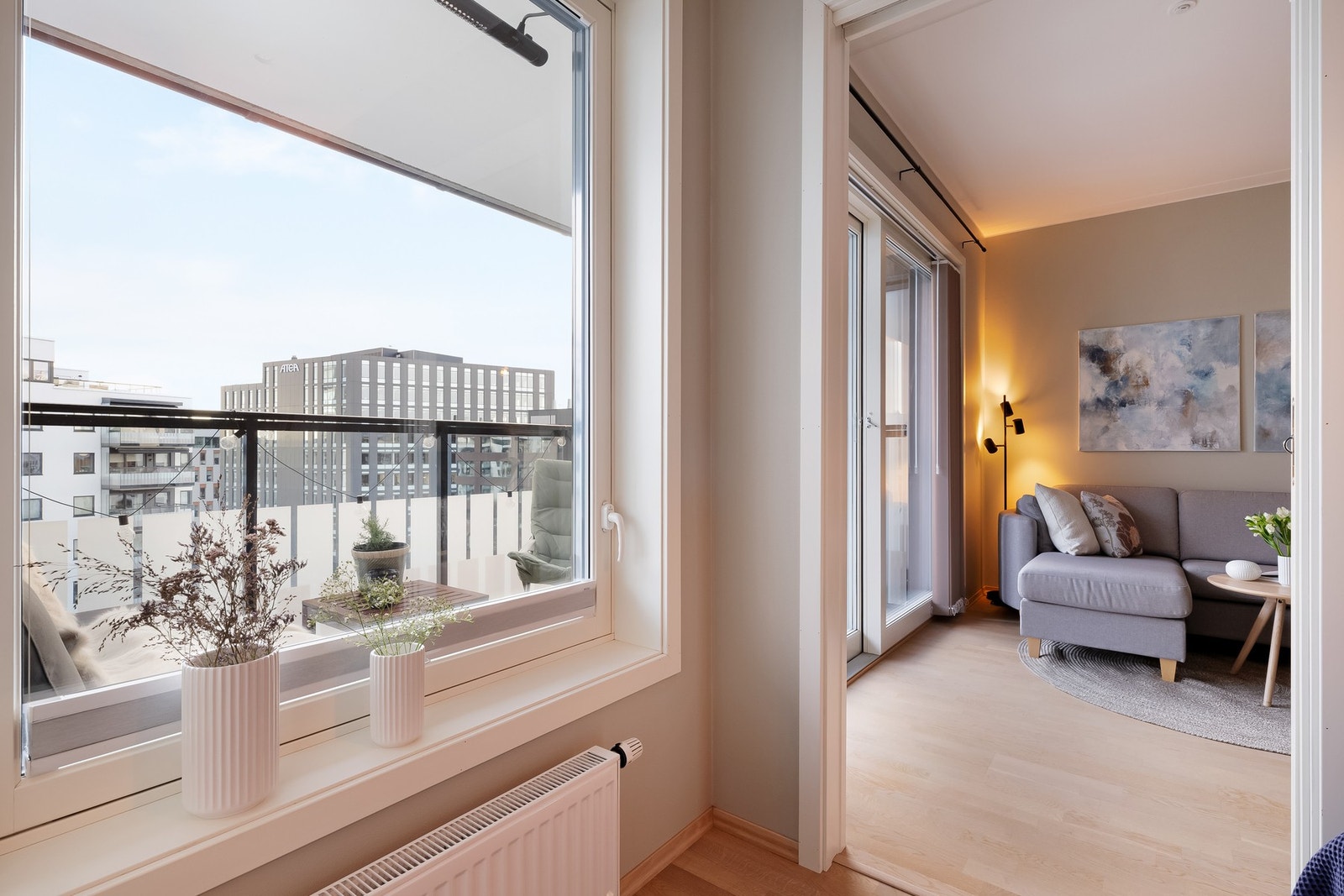 Leiligheten varmes opp med vannbåren varme via radiatorer. Galleribilde