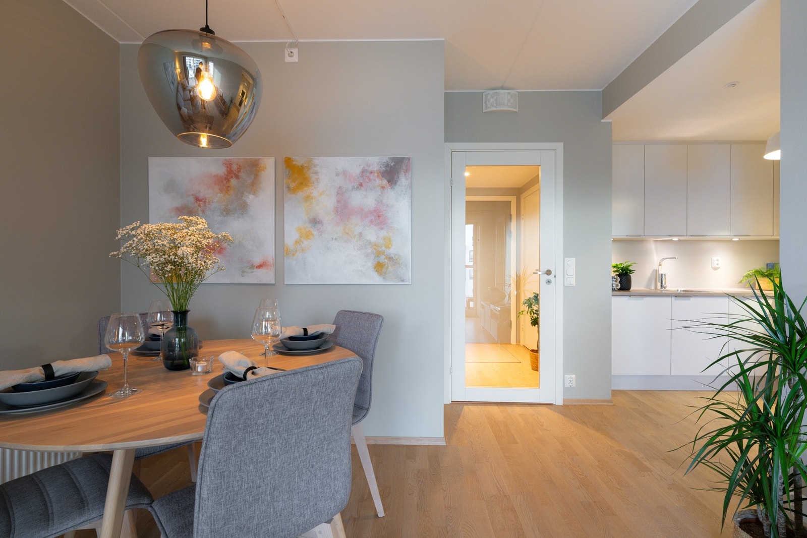 Mellom stue og kjøkken er det plass til spisebord. Galleribilde