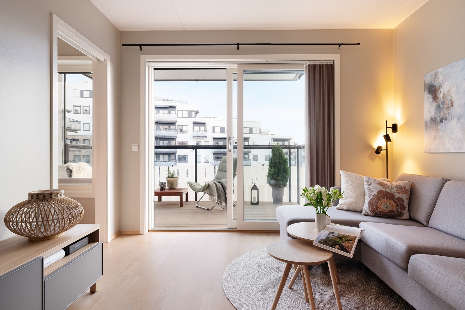 Overflatene er malt i delikate fargevalg og det er parkett på gulv. Galleribilde