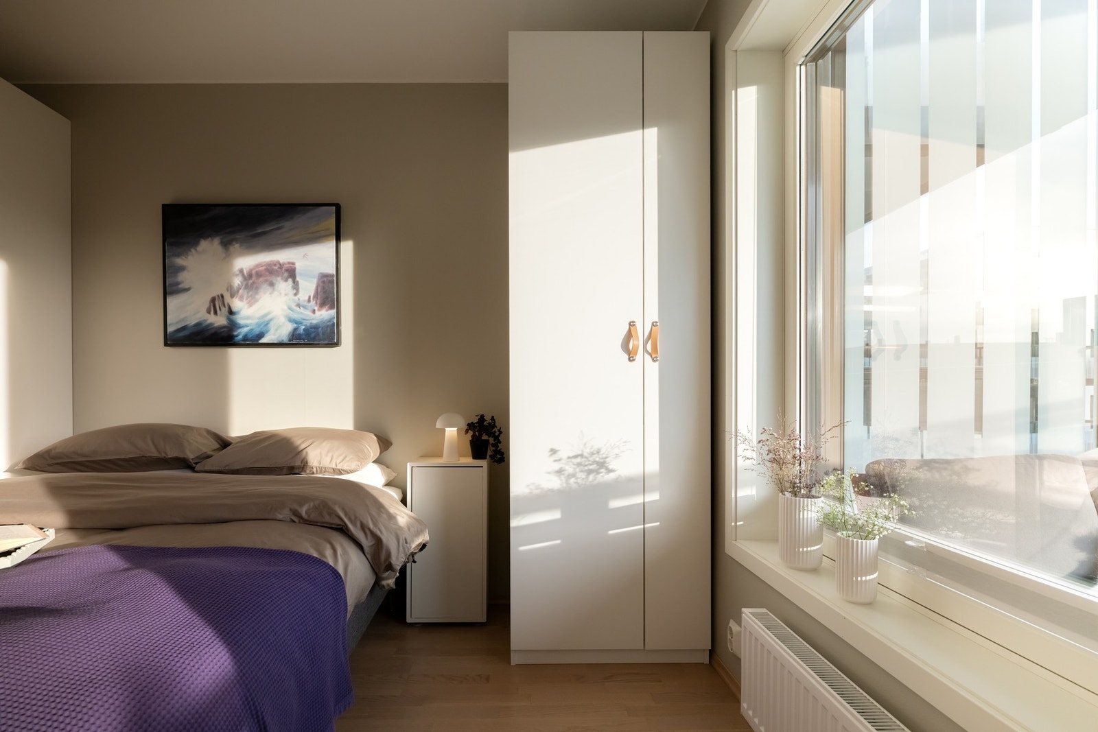 Rommet er vendt mot egen uteplass så her kan du sove godt i rolige omgivelser. Galleribilde