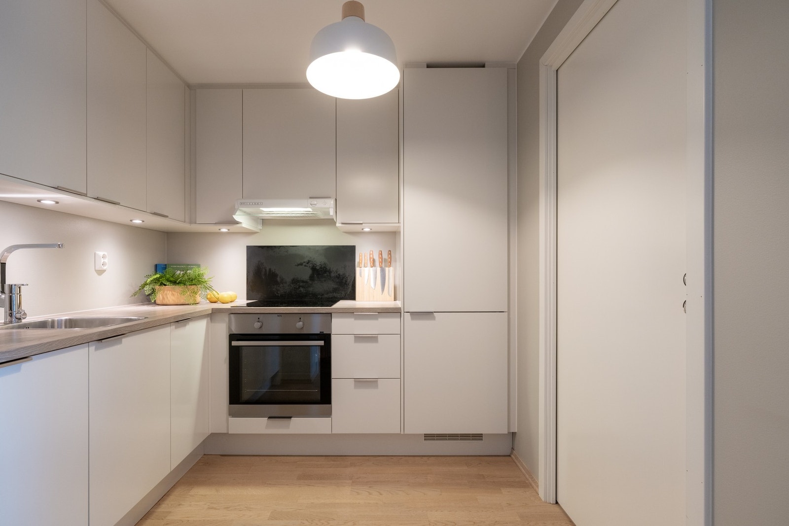 Integrerte hvitevarer som komfyr med platetopp, oppvaskmaskin og kjøleskap med frysedel medfølger selvsagt. Galleribilde