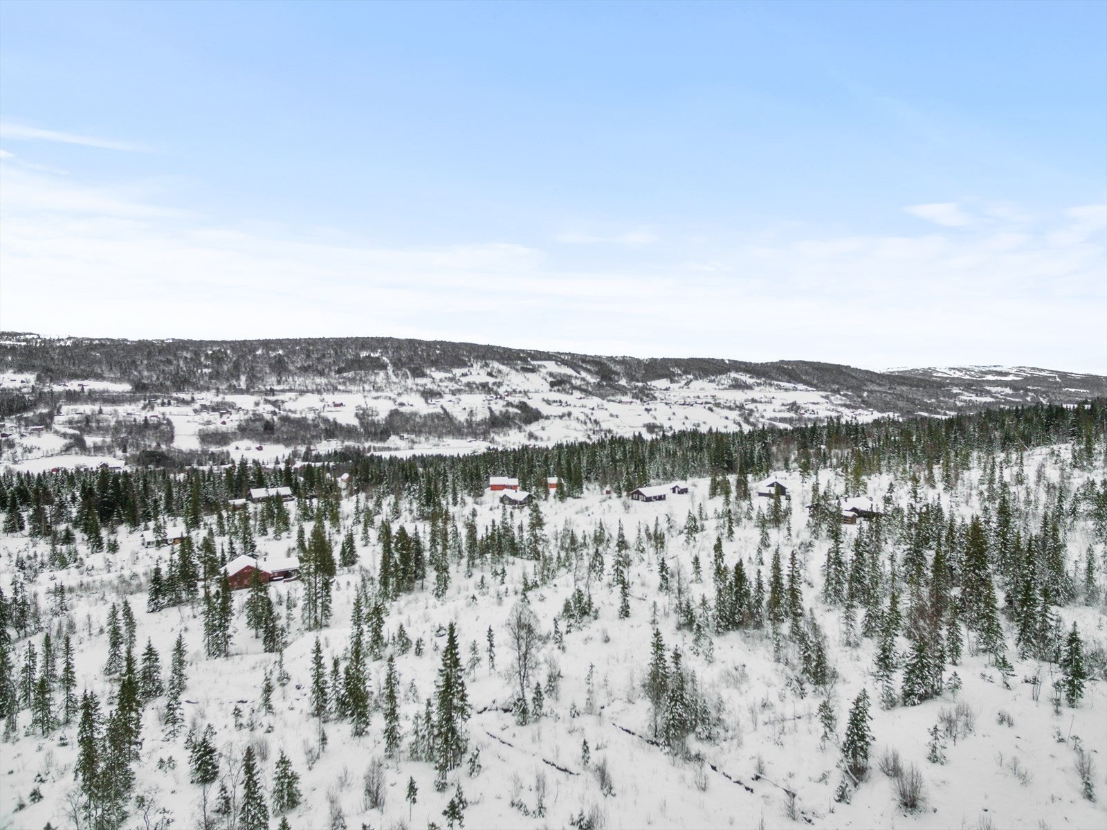 En liten biltur eller gåtur unna finner du Ålen sentrum, der du finner dagligvarebutikker, bensinstasjon, kafeteria, klesbutikker med mer Galleribilde