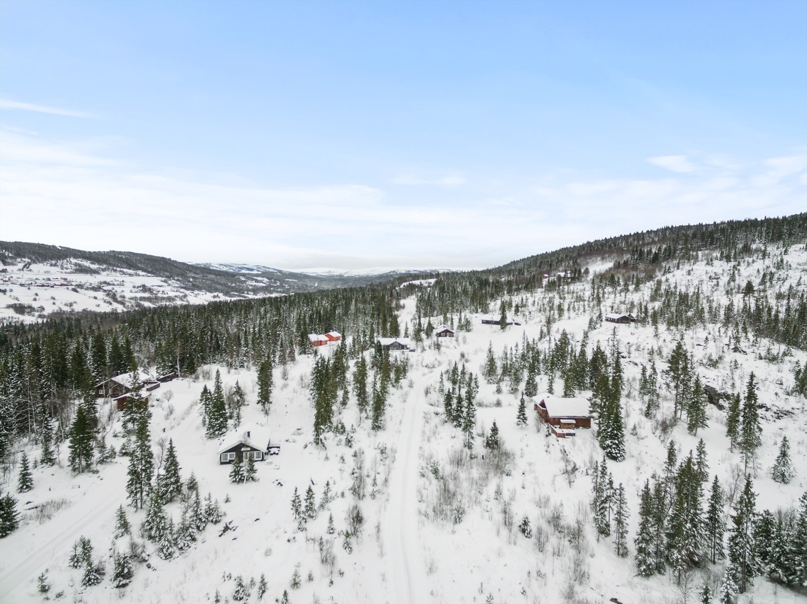 Ålen hyttegrend ligger kun 20min (30km) fra Røros sentrum der du finner det meste av servicetilbud Galleribilde