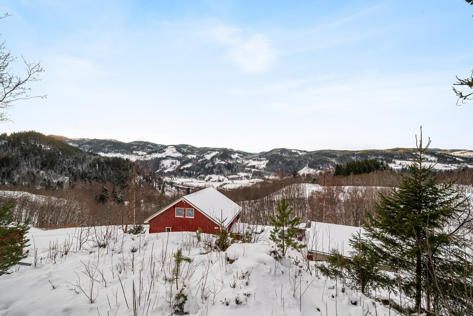 Hytta ligger i vakre, fredfulle omgivelser litt sør for Hovin i Melhus kommune. Galleribilde