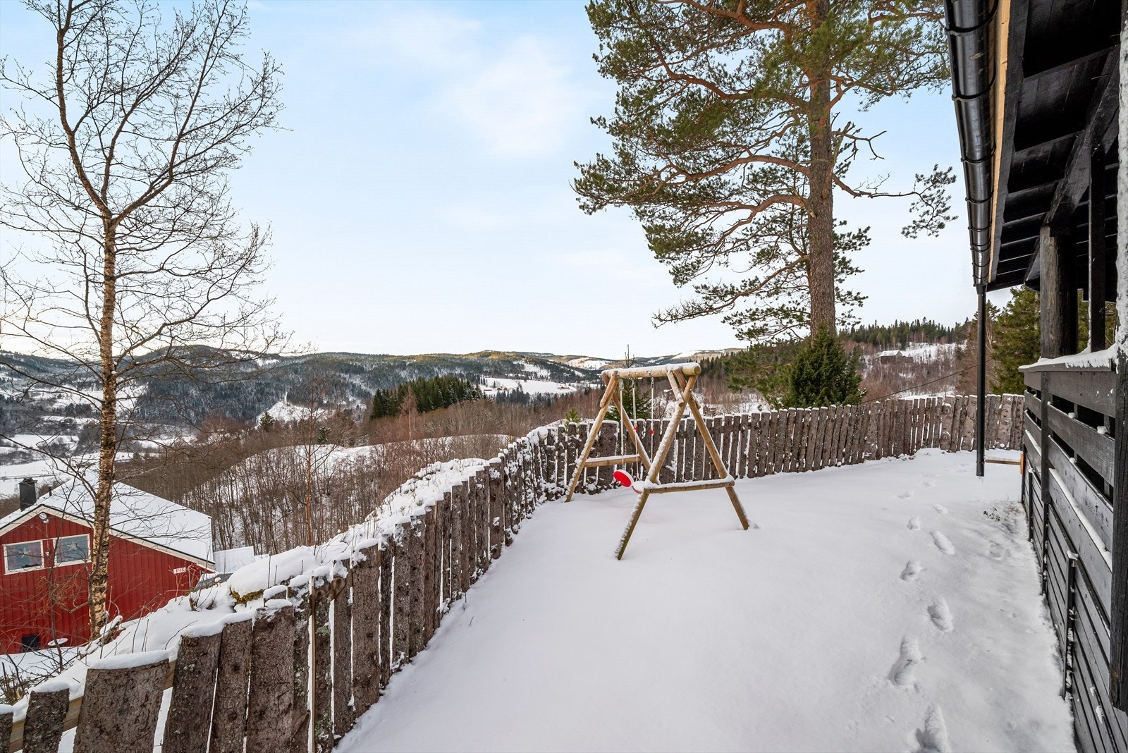 Hagen er delvis inngjerdet og har fin boltreplass for de minste. Galleribilde