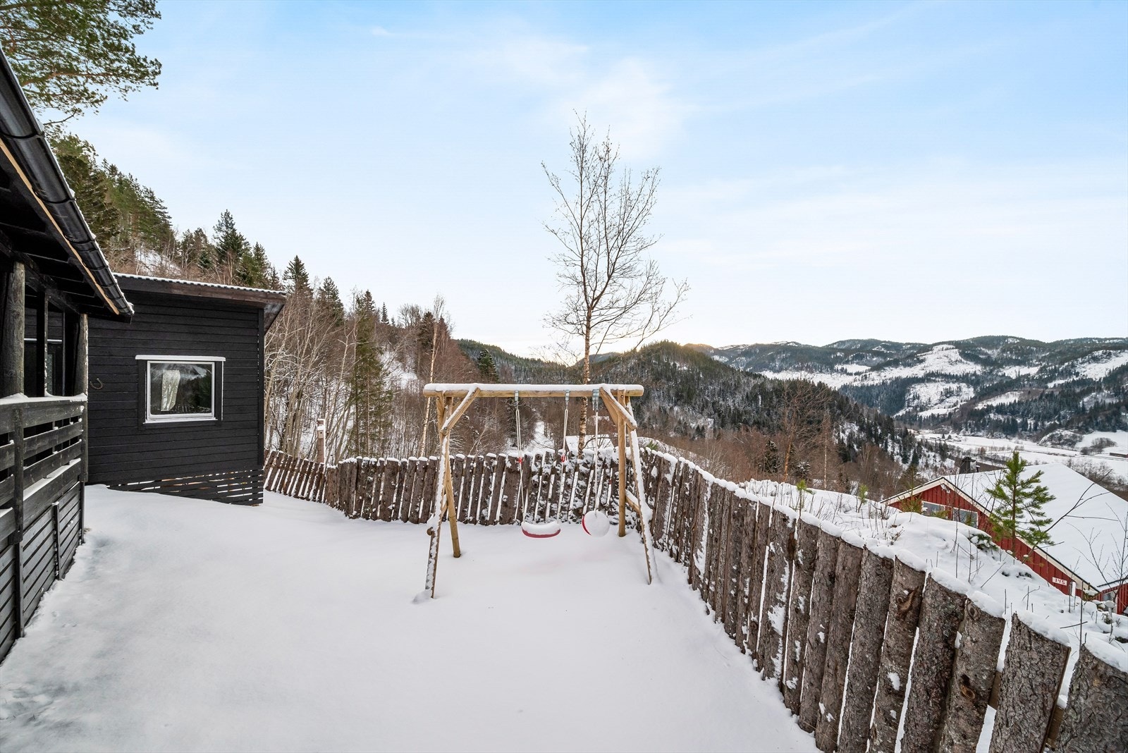 Fra eiendommen er det nydelig, vidstrakt utsikt utover området. Galleribilde