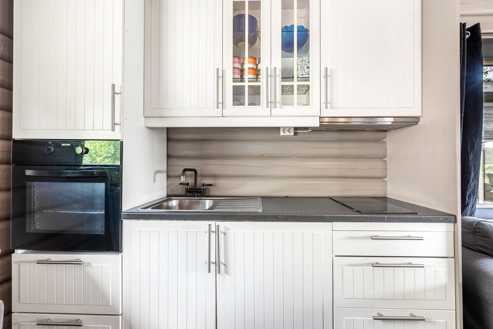 Både stekeovn og platetopp er integrert i innredningen. Galleribilde