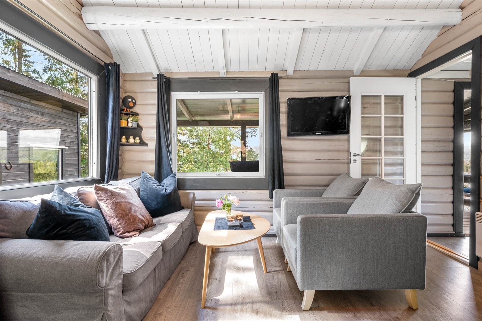 Kombinasjonen av store vinduer og ekstra takhøyde gir en lys og luftig romfølelse. Galleribilde