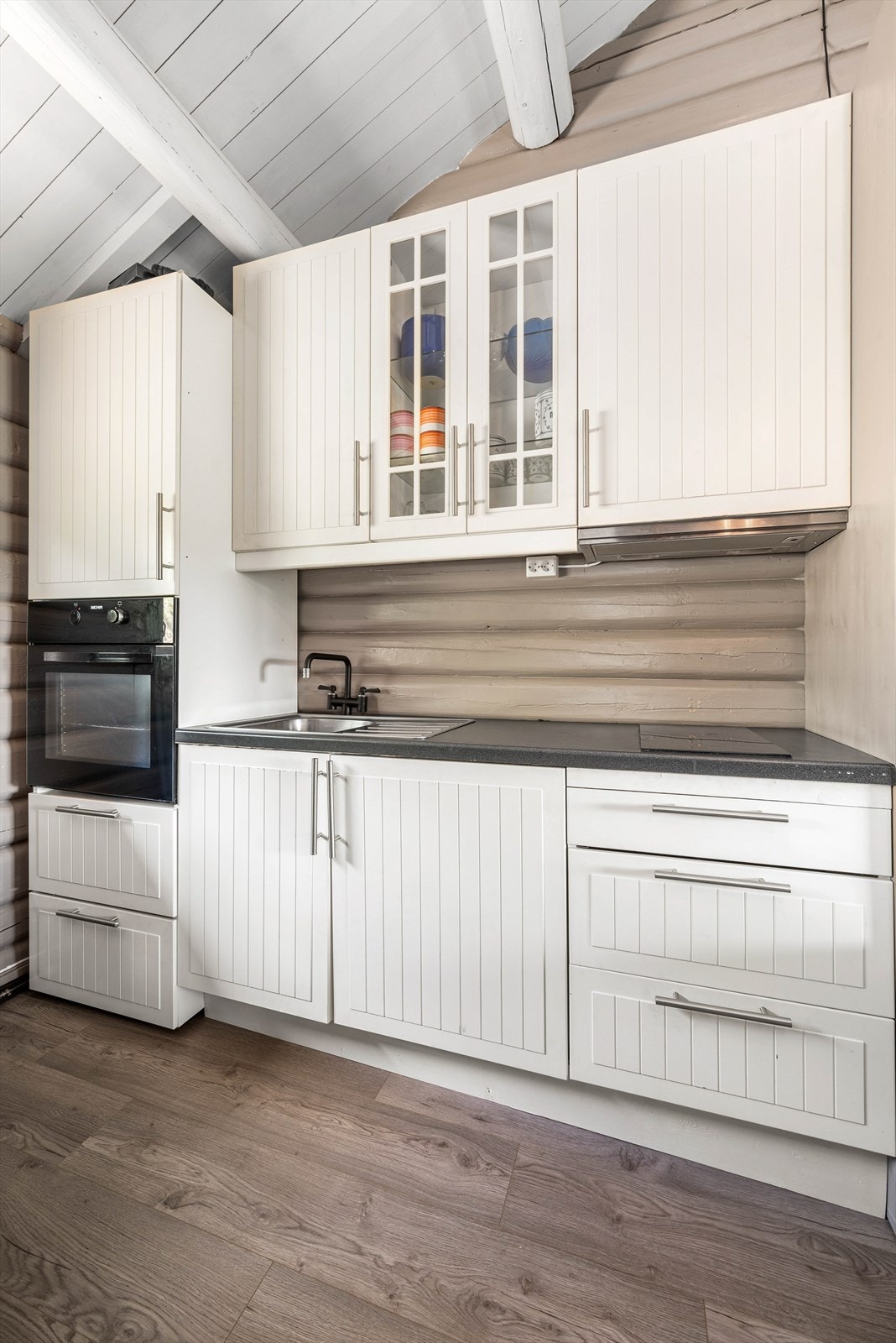 Hytta har innlagt vann og strøm. Galleribilde