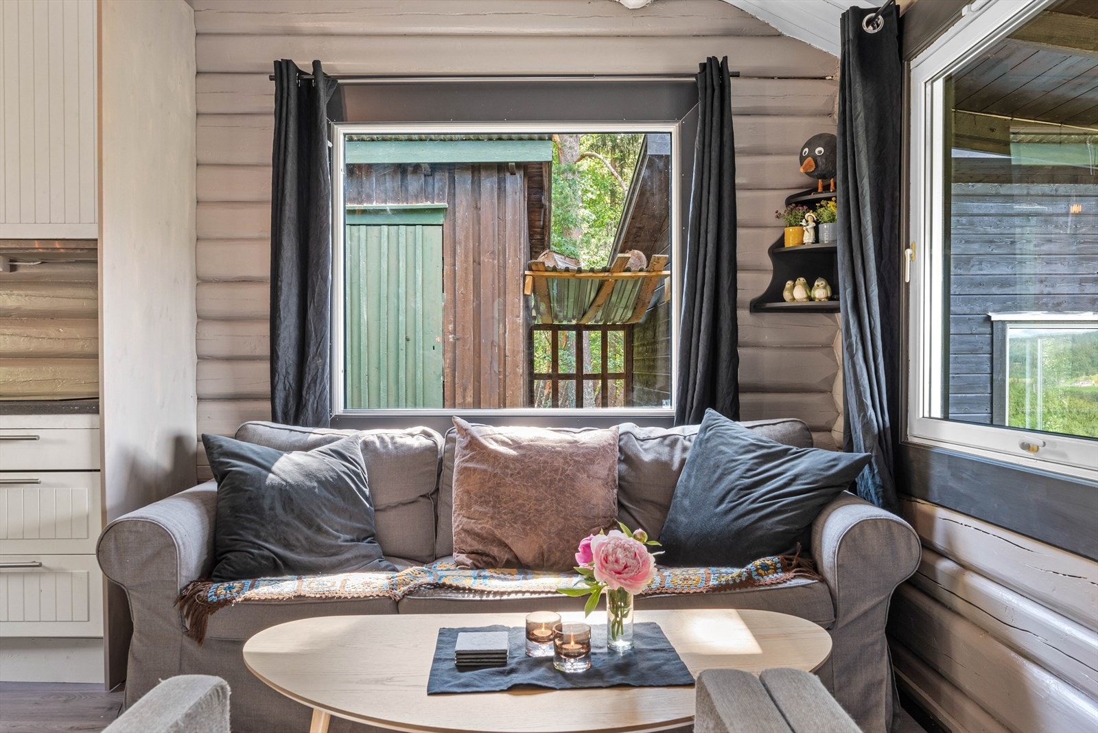 To av vinduene i stuen er nye. Galleribilde