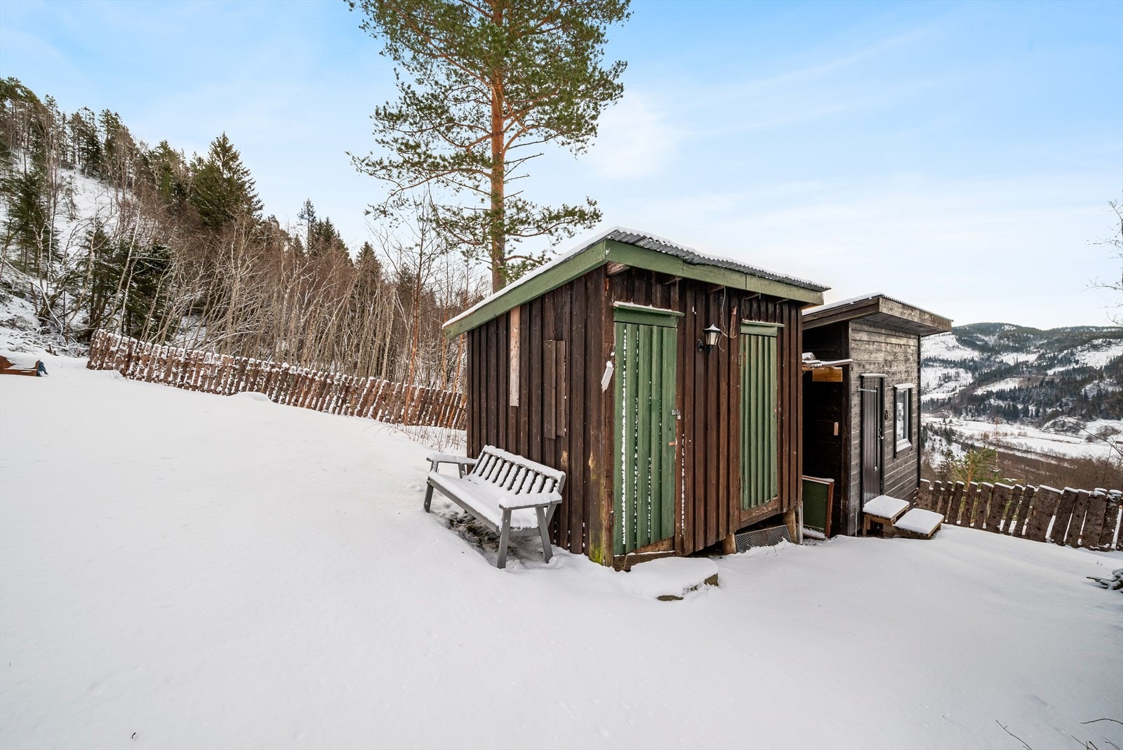 I tillegg til hytte og anneks, har eiendommen et praktisk uthus. Galleribilde