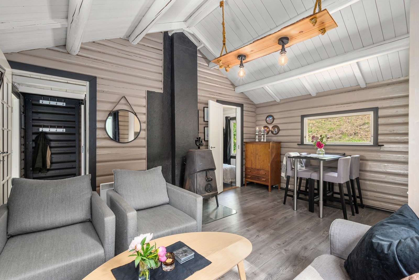 Hytta varmes opp med elektrisitet. I tillegg er det montert en vedovn som varmer godt. Galleribilde