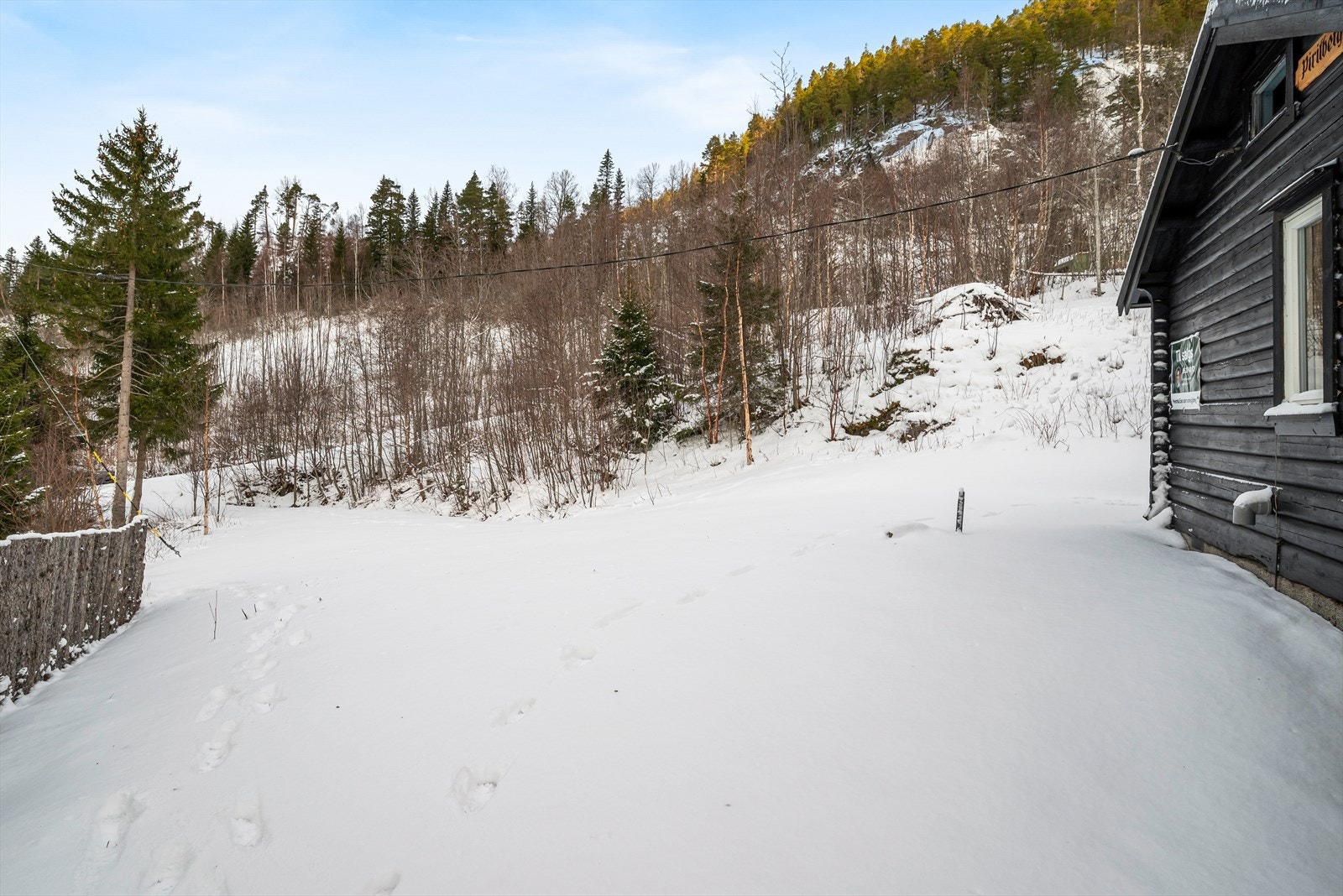 Hytta er pusset opp, både innvendig og utvendig, og det tilhører også et oppusset anneks. Galleribilde