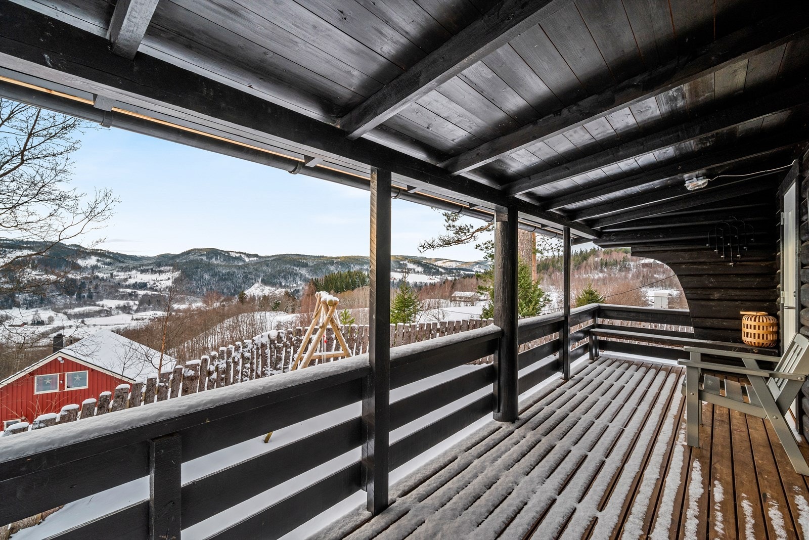 I forbindelse med inngangspartiet er det en overbygd terrasse på ca. 11,5 kvm. Galleribilde