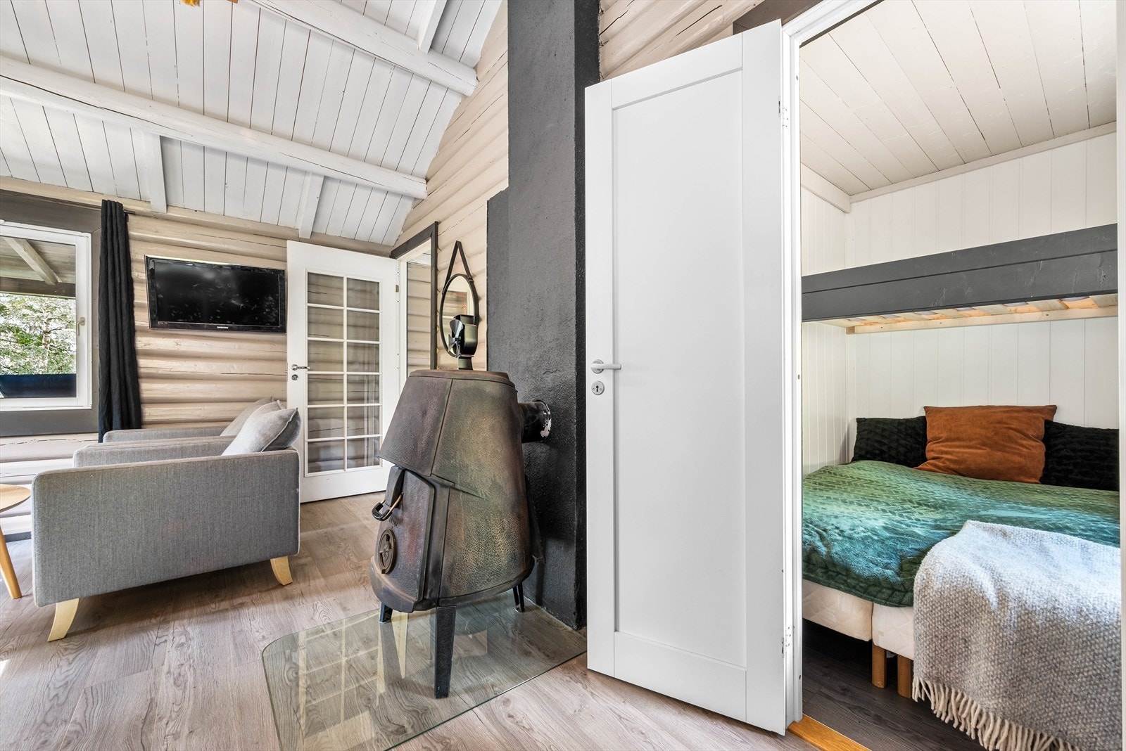 Hytta har ett soverom, og det er i tillegg soveplasser i annekset. Galleribilde