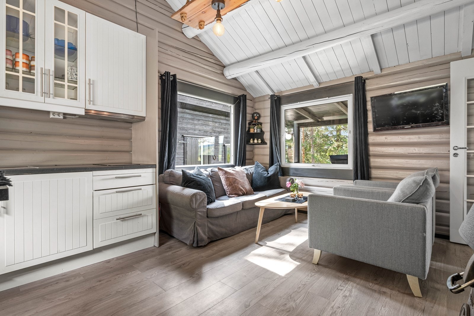 Hytta har stue og kjøkken i åpen løsning, og rommet ble pusset opp i 2022. Galleribilde