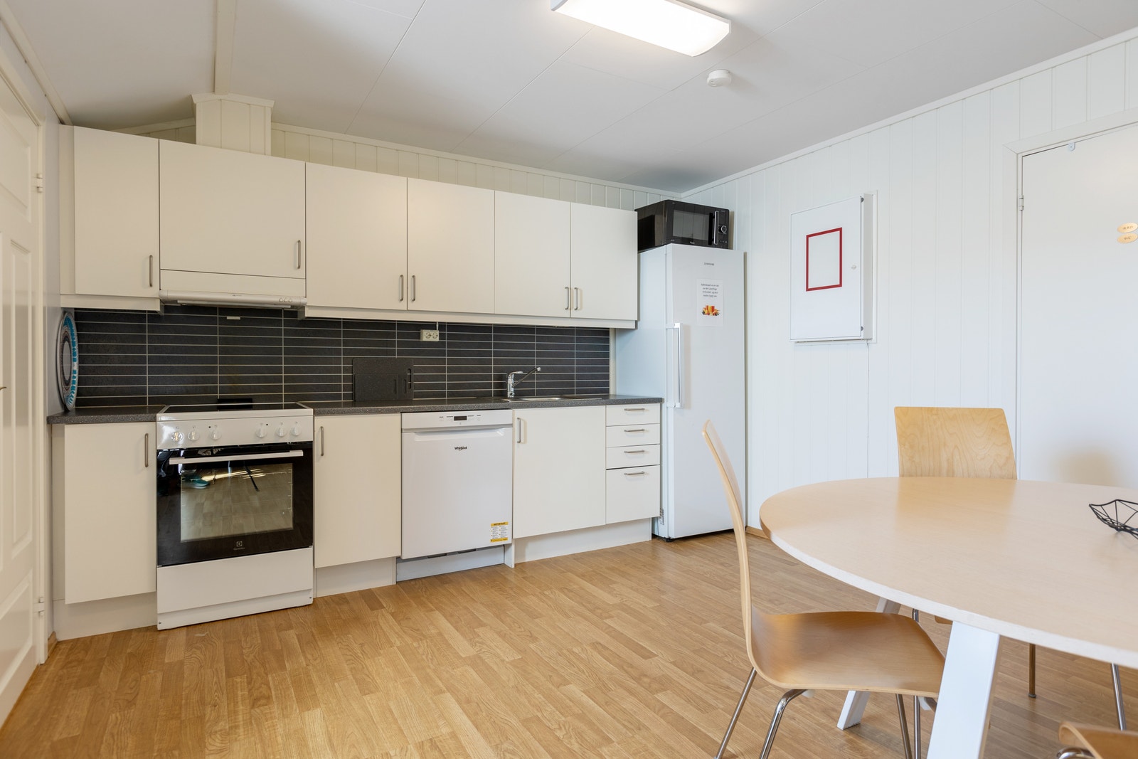 Kjøkken med hvitevarer. Galleribilde