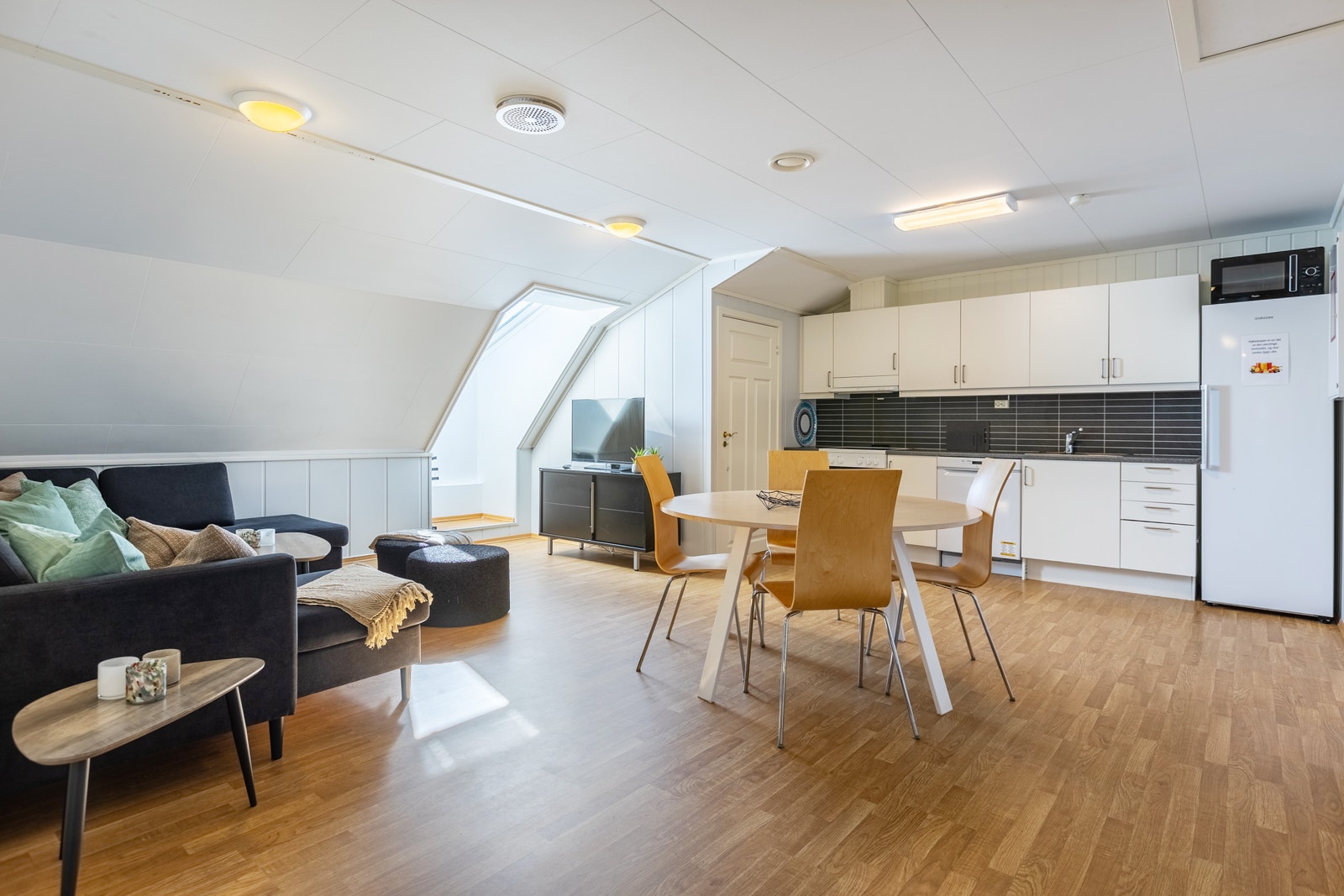 Kjøkken og stue i åpen løsning. Galleribilde