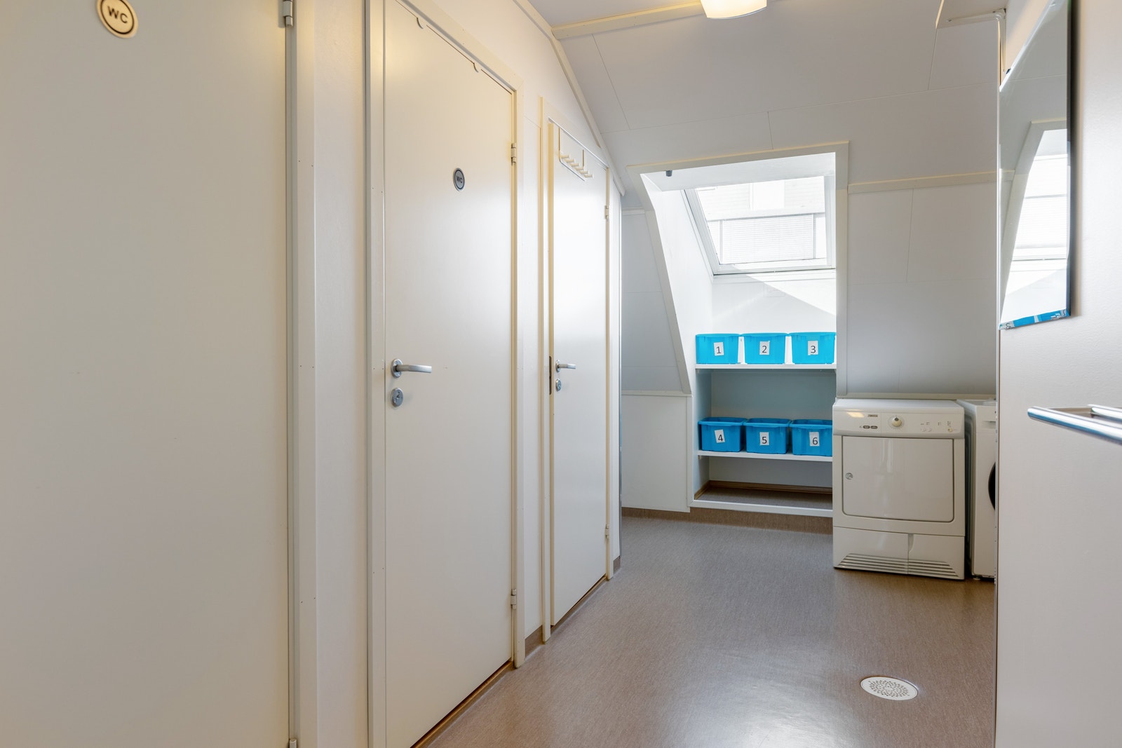 Baderom med 2 toalettrom og 2 dusjrom. Galleribilde