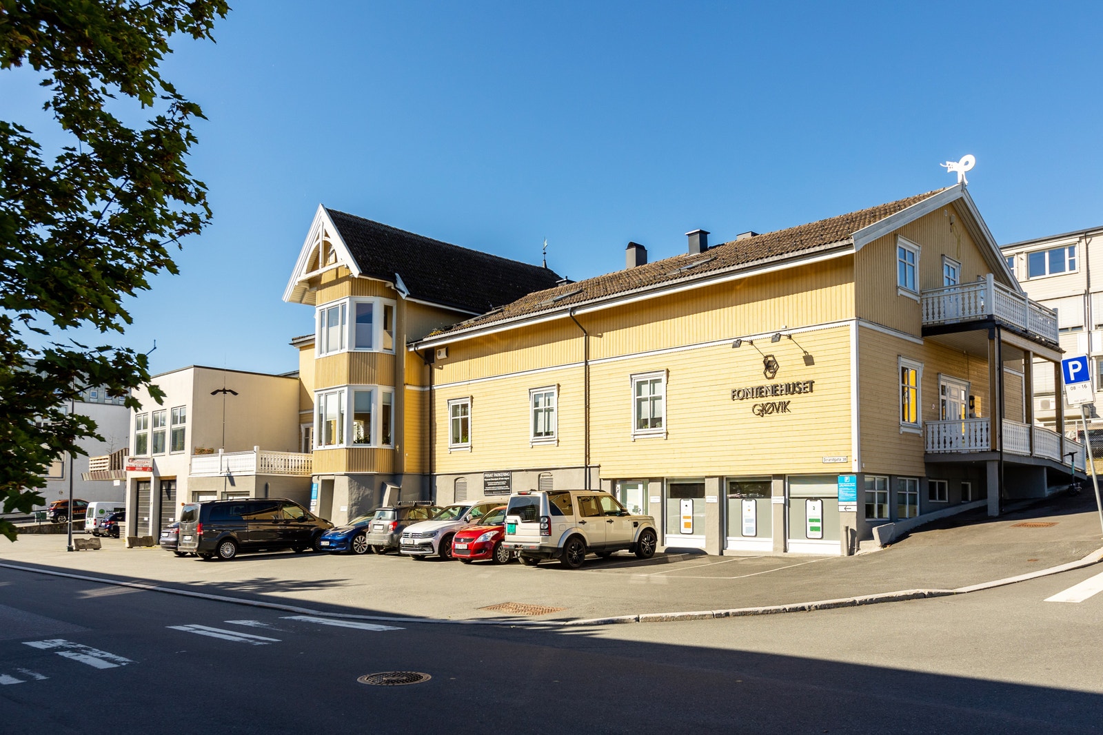 Leiligheten ligger i toppetasjen på et næringsbygg med kontorer i plan 1 og u. Galleribilde