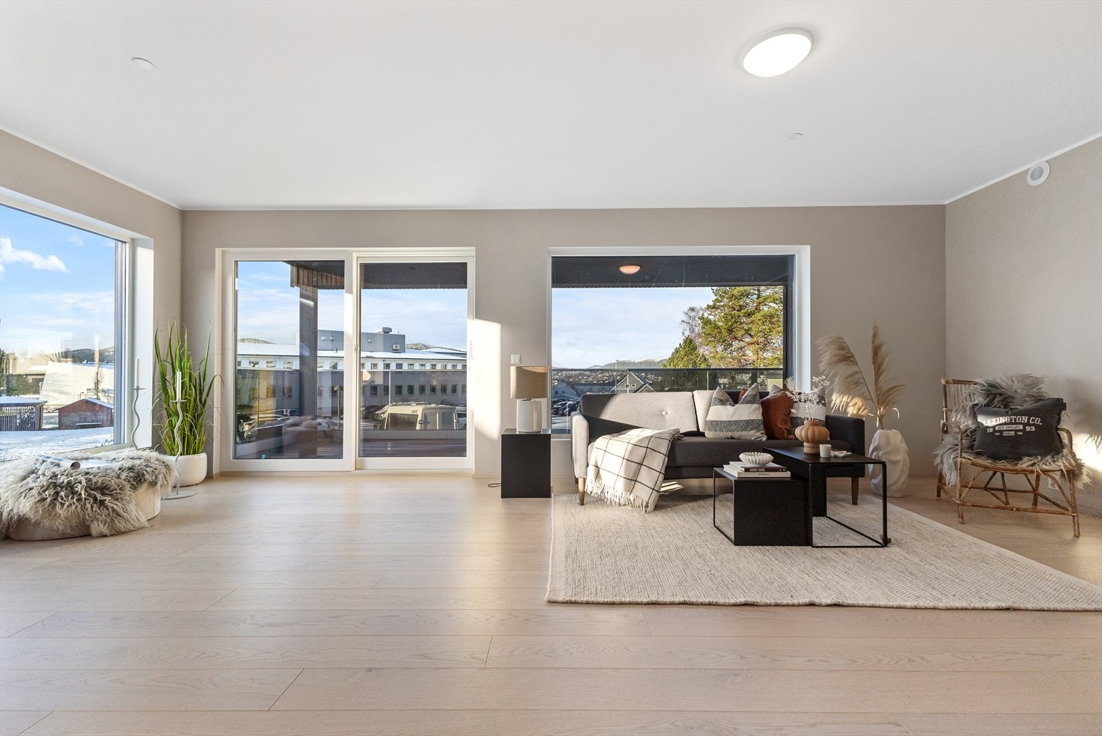 Herlig, romslig stue med store vindusflater. Hev/skyvedør til/fra terrasse. Gulvet er Karhs parkett original, denne har de beste egenskaper for parkett på varmegulv. Galleribilde