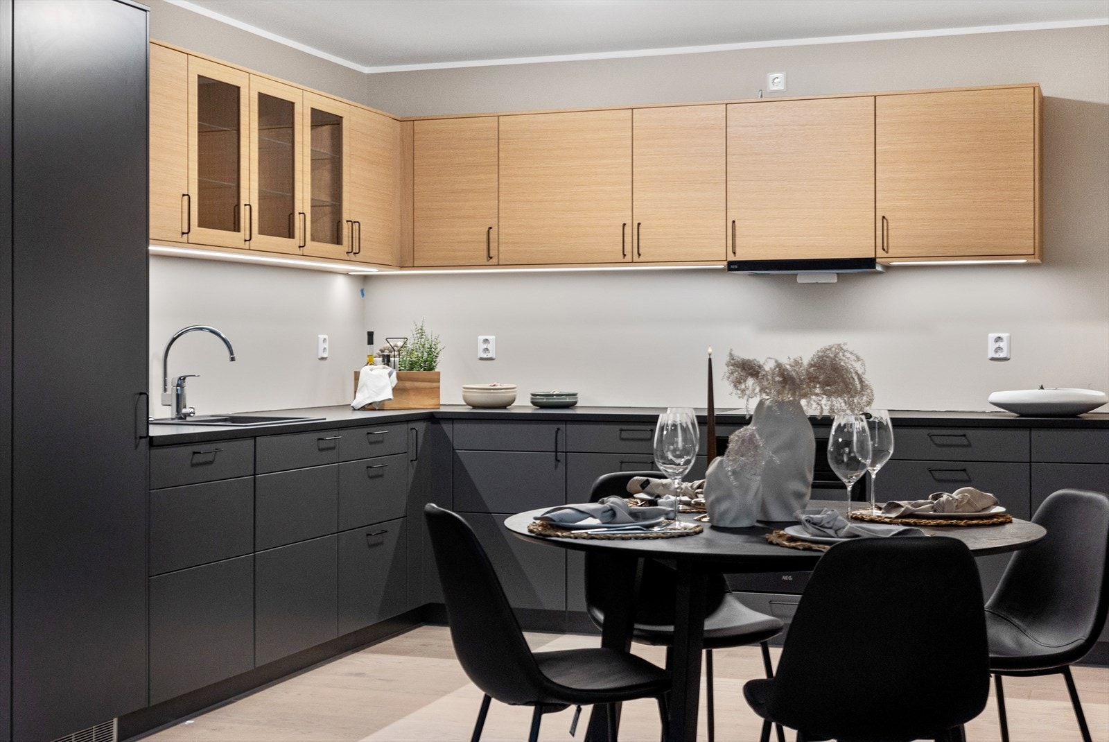 Innfelt LED belysning over kjøkkenbenk. Galleribilde