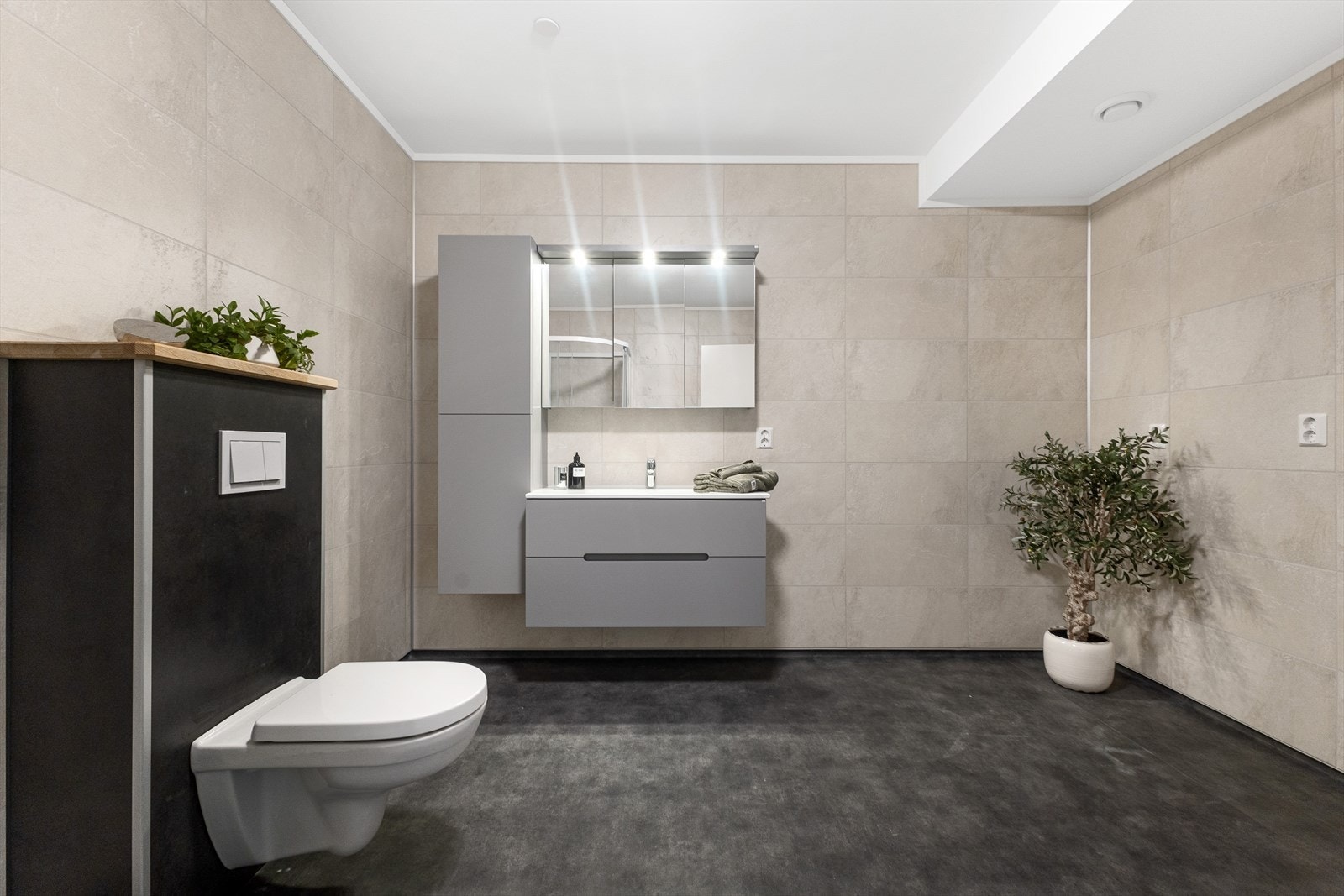 Det er lagt våtromsbelegg for optimal varighet og enkel rengjøring. Badet er svært romslig med plass til å ha innredning for vaskemaskin/tørketrommel. Galleribilde