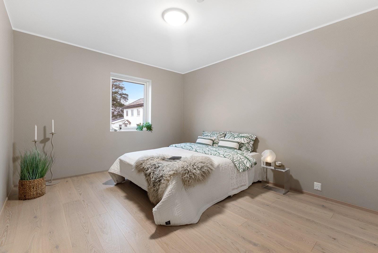 Begge soverom er av svært god størrelse, noe som står i sterk kontrast til andre nybygg. Dette er soverom 1. Galleribilde