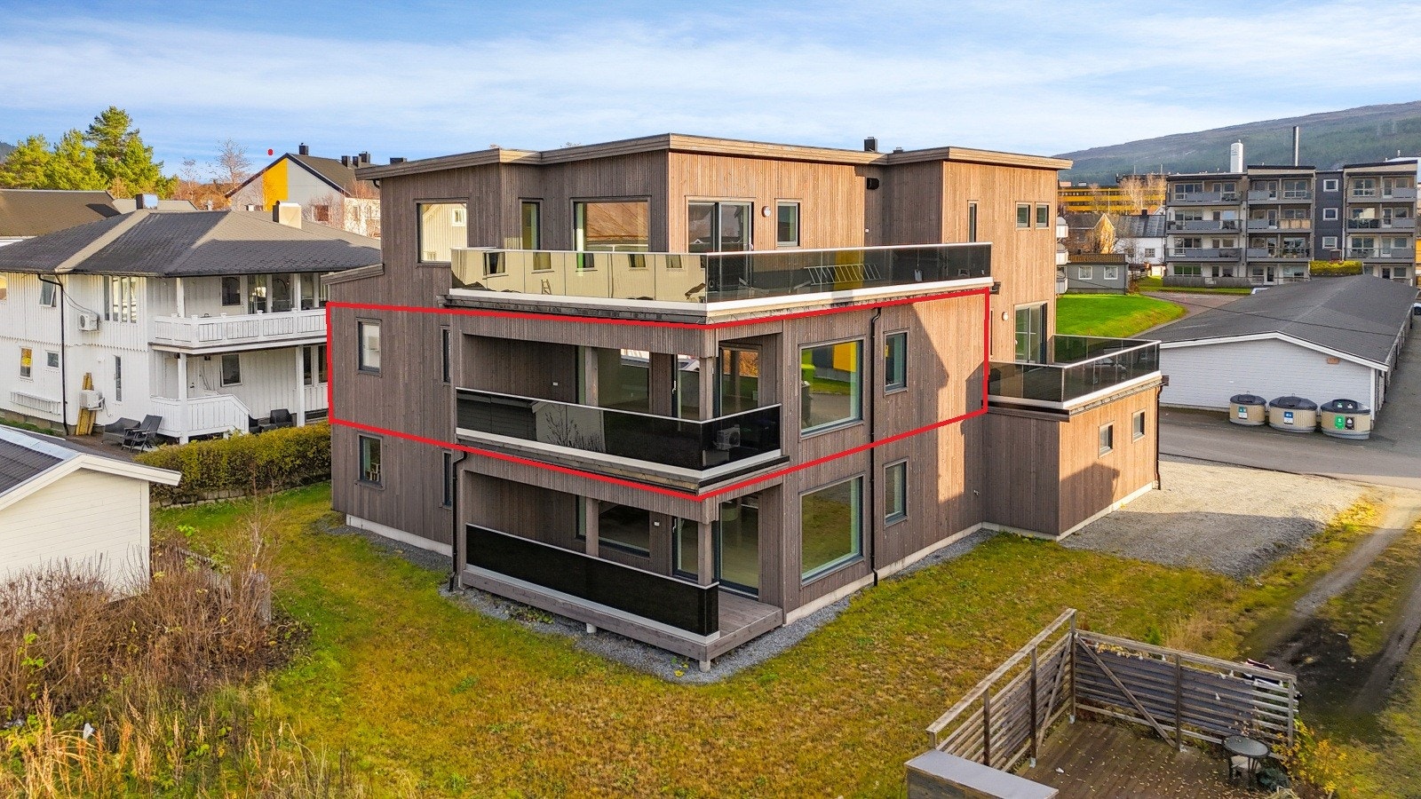 Eiendomsmegler v/Tomi C. Johansen, presenterer her en ny og rålekker 3-roms selveierleilighet i 2.etg på hele 100kvm BRA-i, med garasjeplass og takoverbygd terrasse på 23kvm! Galleribilde