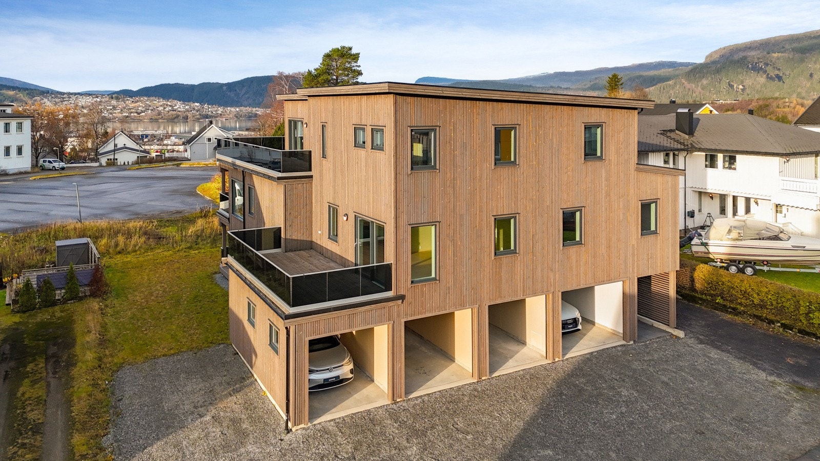 Det er en egen, romslig garasjeplass som medfølger leiligheten. Selvsagt med automatisk portåpner. I tillegg er det p-plasser for besøkende. Det er heis i bygget og en flott, felles entre. Galleribilde