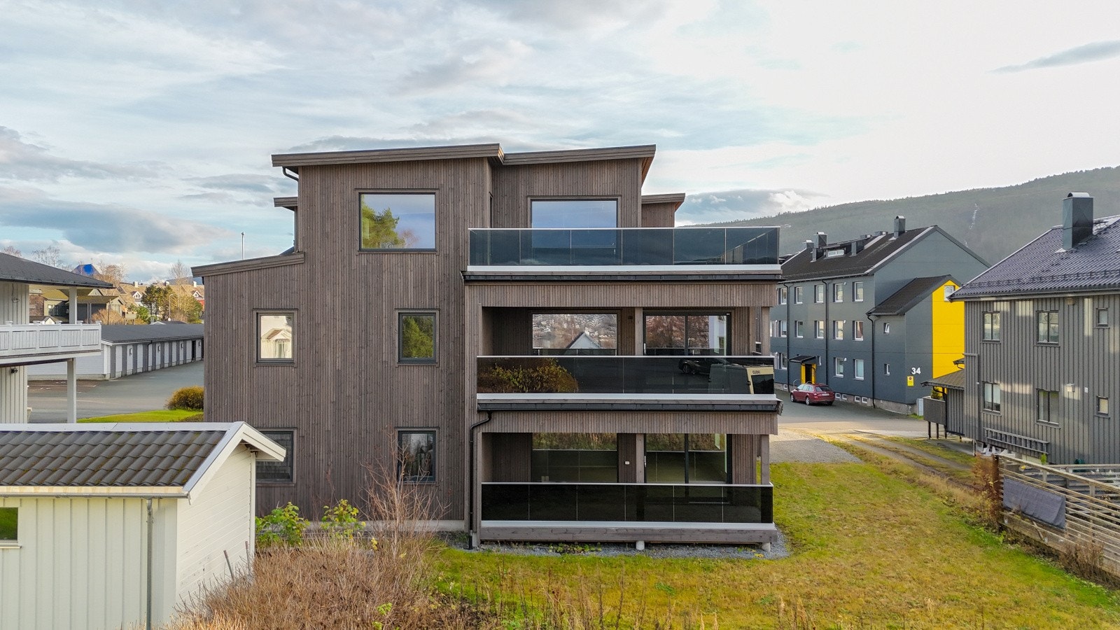 Her er bildet tatt rett mot fasaden. Leiligheten ligger som nevnt i 2.etg. Galleribilde