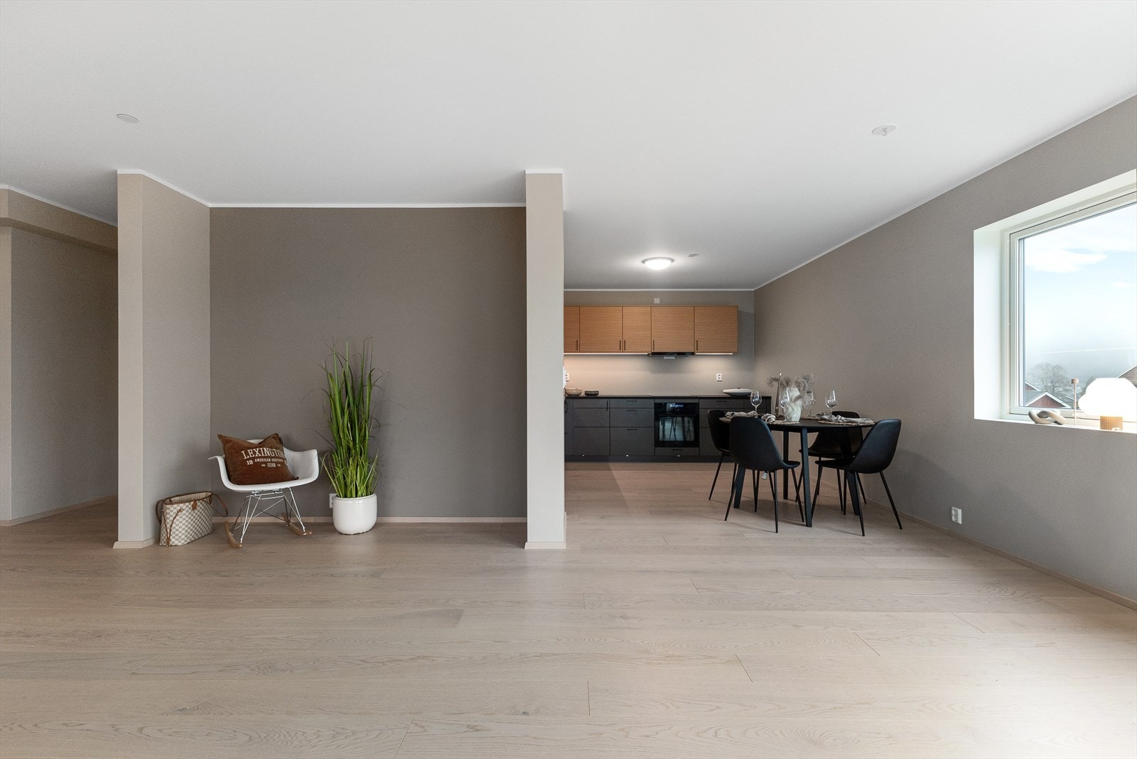 I "huken" rett til venstre, så er det lagt klart for oppsett av f.eks flatskjerm/tv. Galleribilde