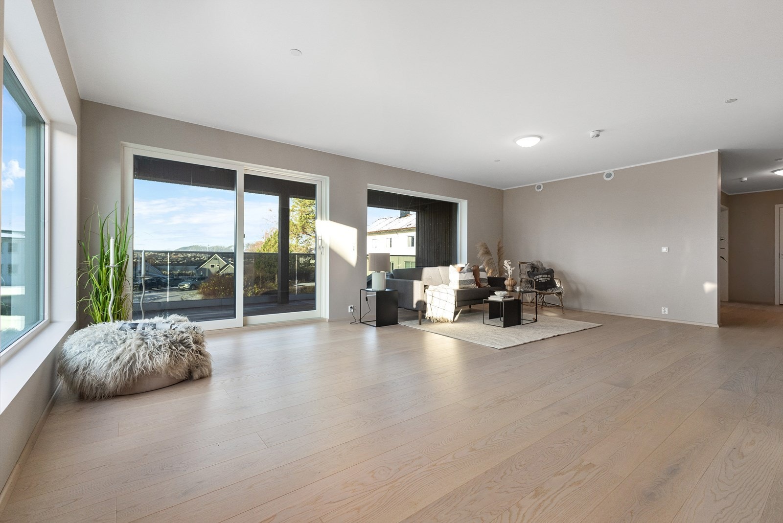 Vinduer og balkongdører er levert fra NORDAN. Aluminium kledning på vinduer med en levetid på ca 60 år på vinduer. Garanti mot sopp og råte er 30 år. Galleribilde