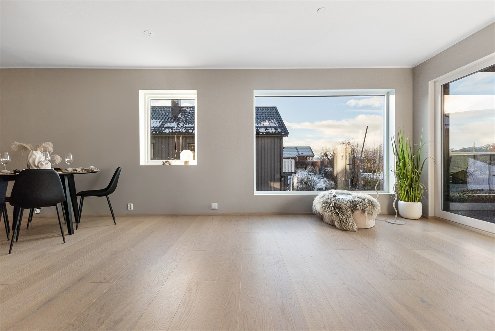 Store vindusflater i stuesonen gir en herlig lysinngang. Galleribilde